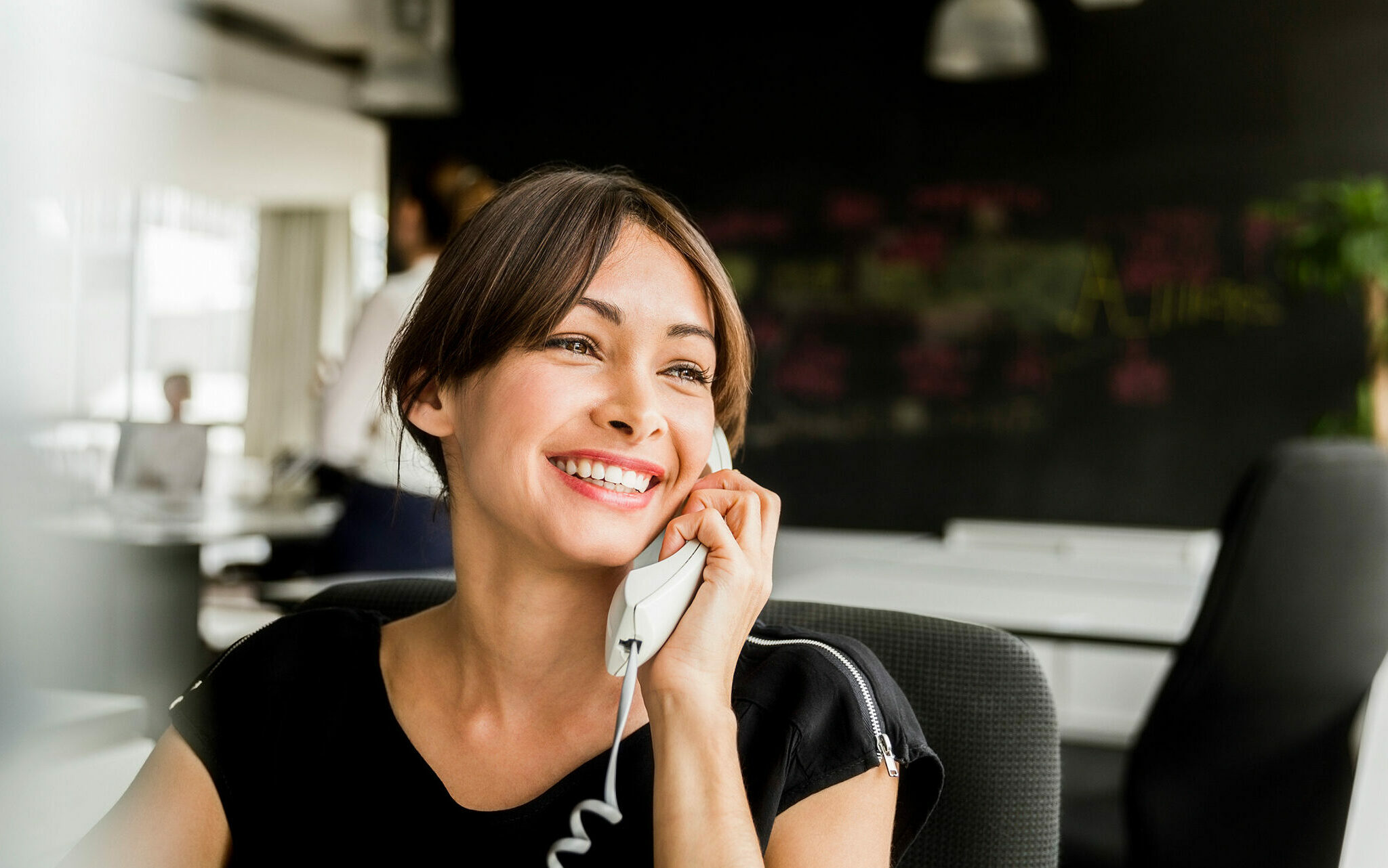 frau-telefoniert-ueber-festnetz-telefon
