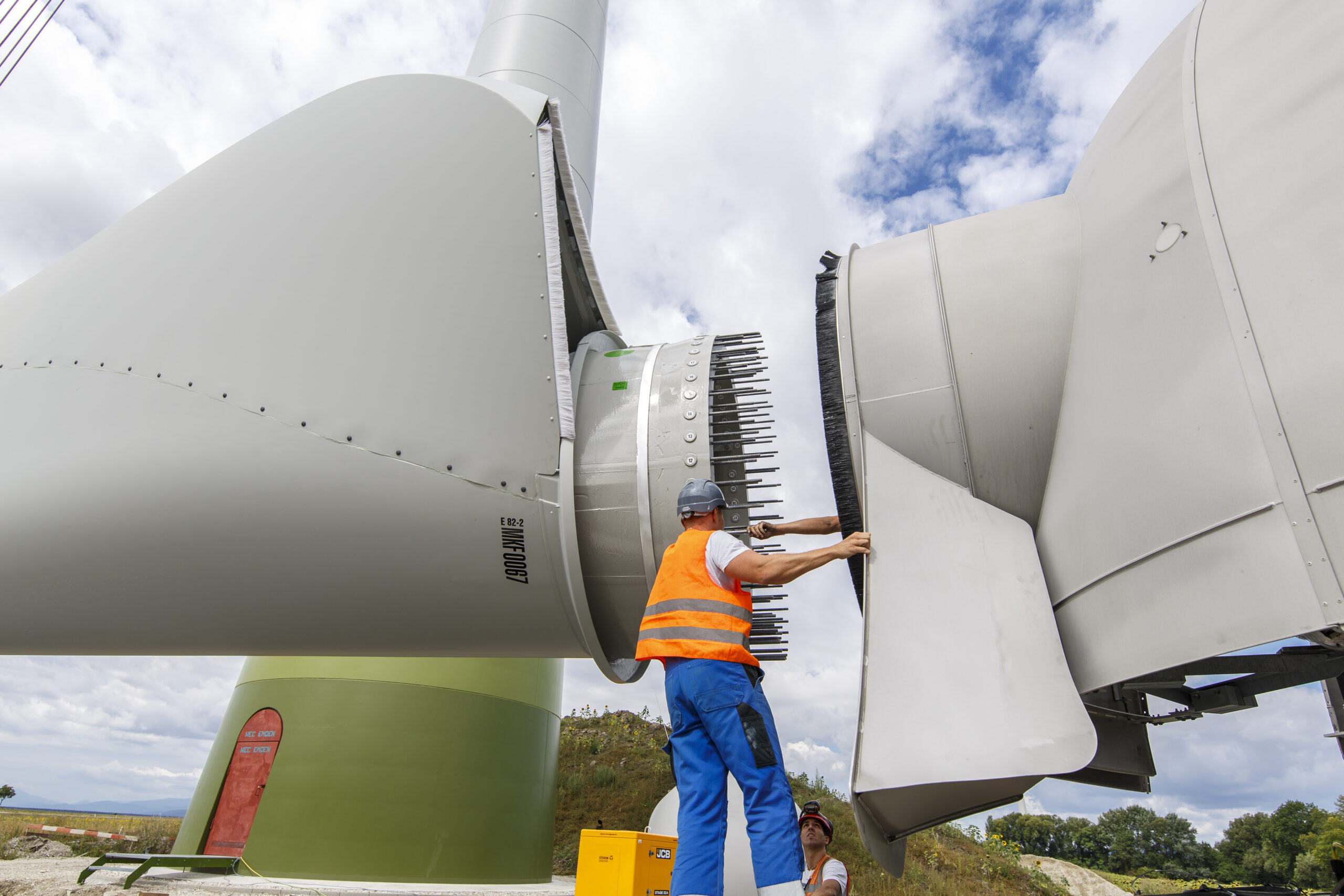 Mitarbeiter vor Windturbine im Windpark Pottendorf